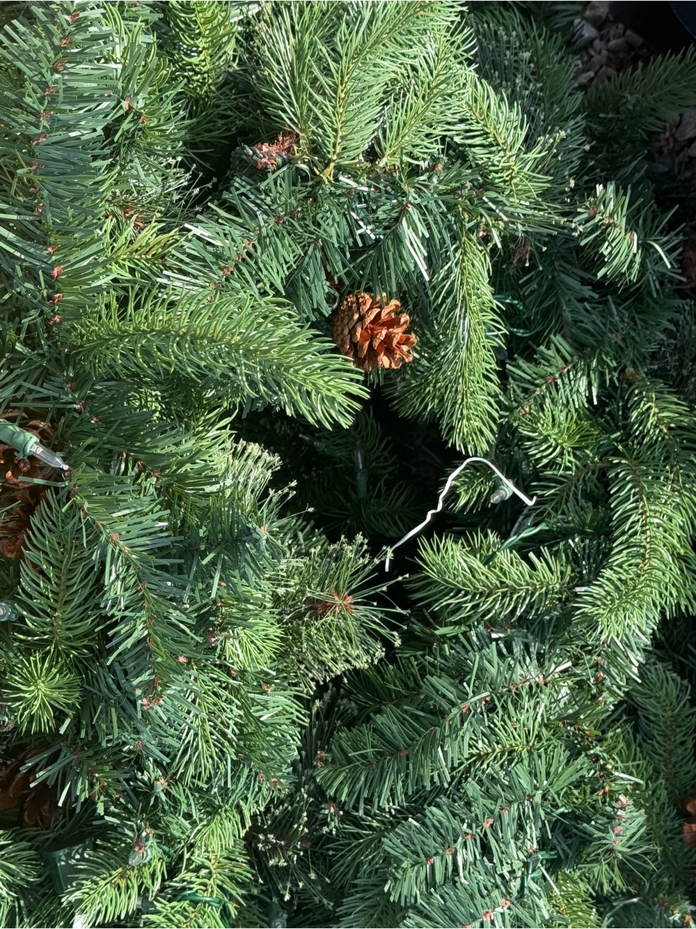 Classic Green Holiday Pine Wreath with Pinecones